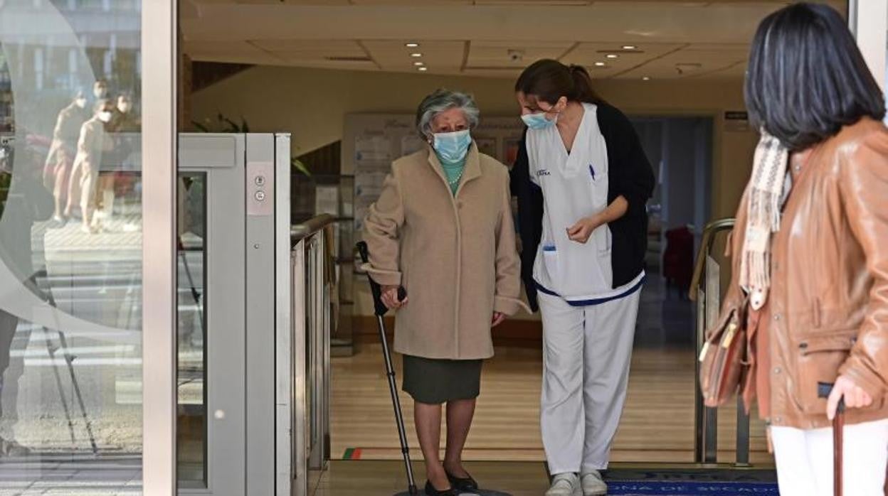 Primera salida de una anciana de una residencia tras vacunarse