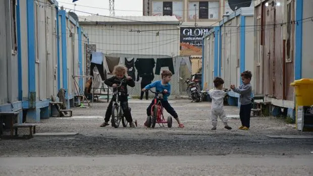Cristianos en barracones en la zona más próspera de Bagdad: así viven los fieles que esperan al Papa