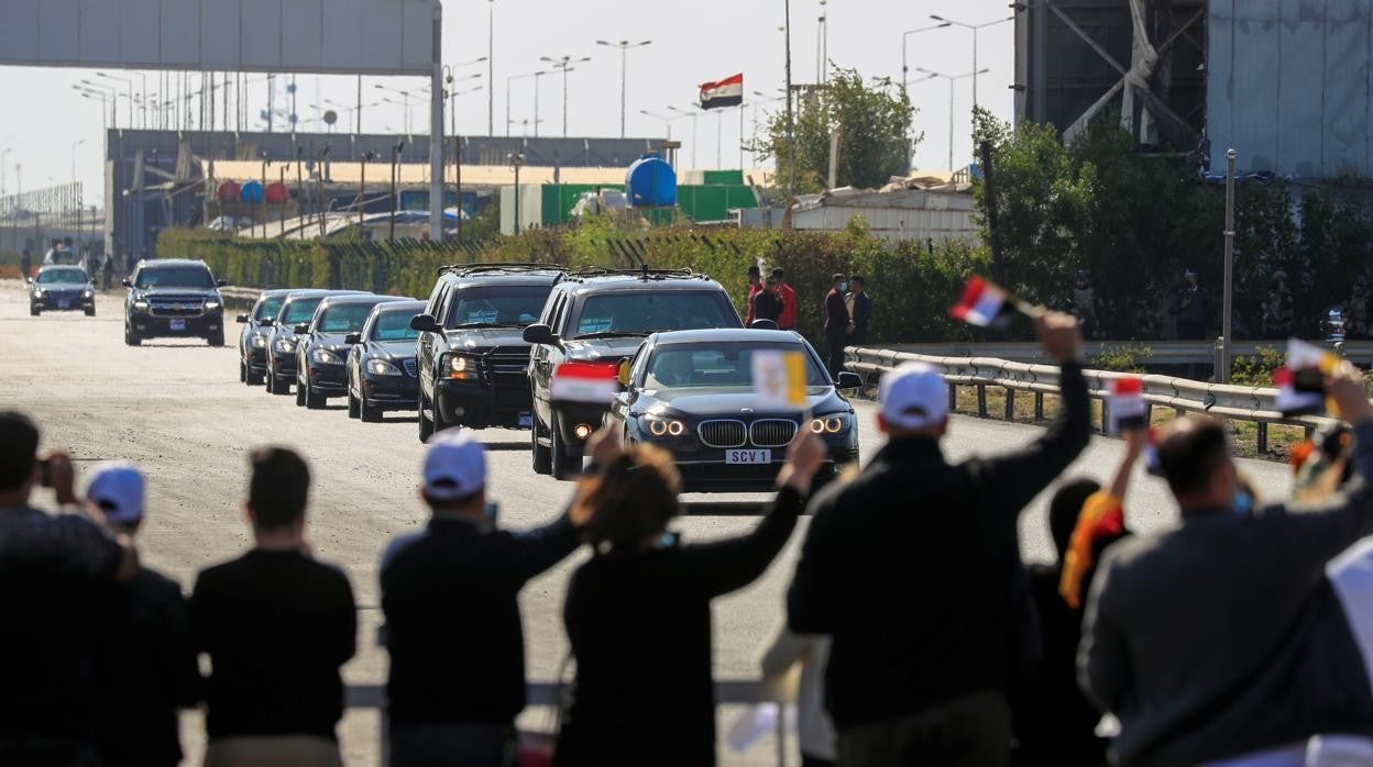 Varios fieles esperan a la llegada del Papa