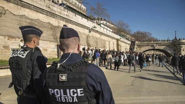 Macron recurre a la Gendarmería y los antidisturbios para desalojar los muelles del Sena, abarrotados