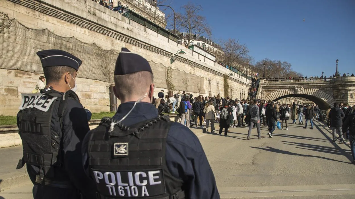 Macron recurre a la Gendarmería y los antidisturbios para desalojar los muelles del Sena