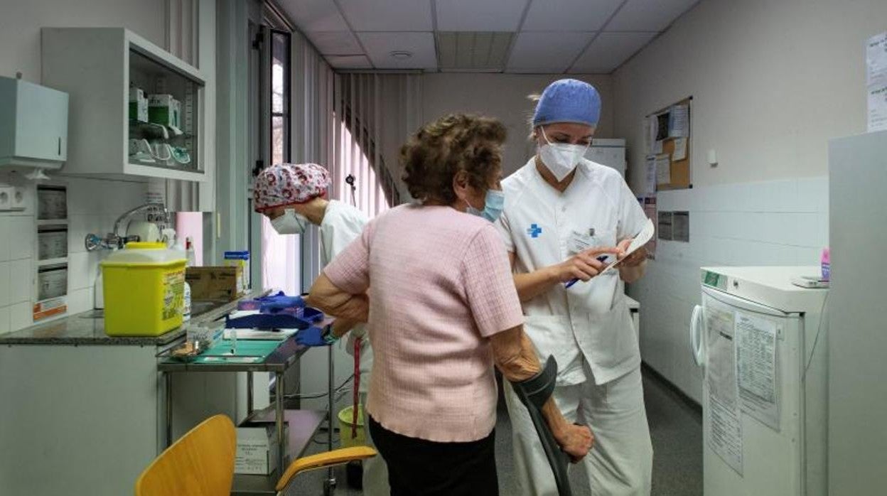 Una enfermera atiende a una persona perteneciente al grupo de vacunación de mayores de 80 años en el CAP d'Horta de Barcelona