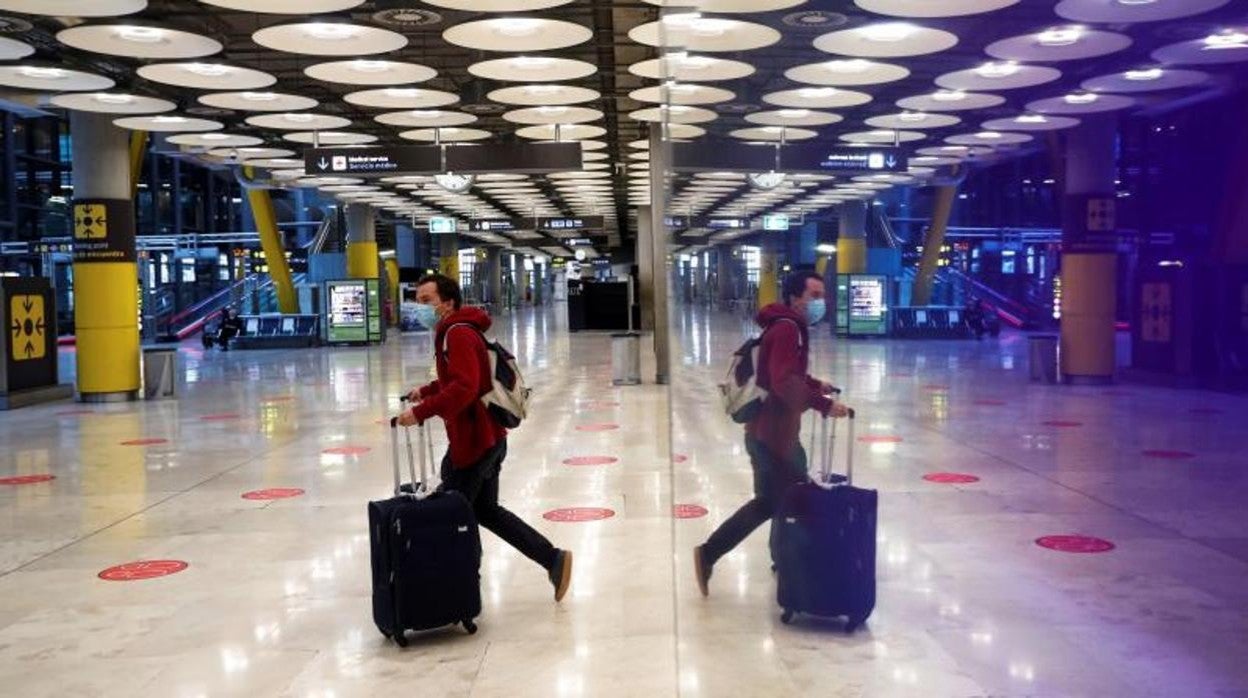 Un pasajero cruza una de las salas del aeropuerto Adolfo Suárez Madrid-Barajas