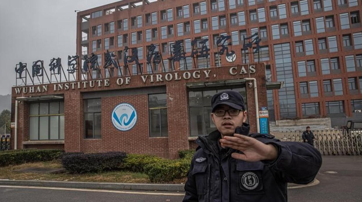 Personal de seguridad intenta evitar que el fotógrafo tome imágenes del Instituto de Virología de Wuhan en China