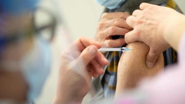 Portugal aprueba la vacuna de AstraZeneca para mayores de 65 años