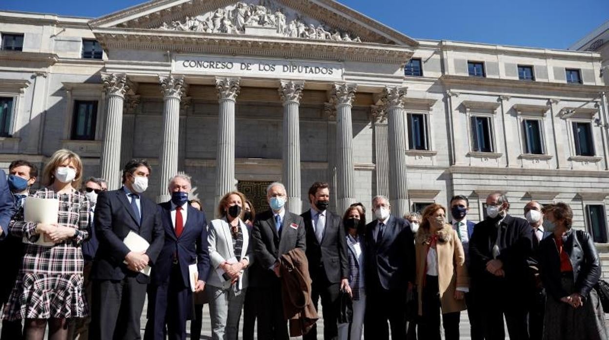 Jaime Mayor Oreja (segundo por la izqda) junto a los diputados de PP, Vox, UPN y Foro Asturias este miércoles frente al Congreso