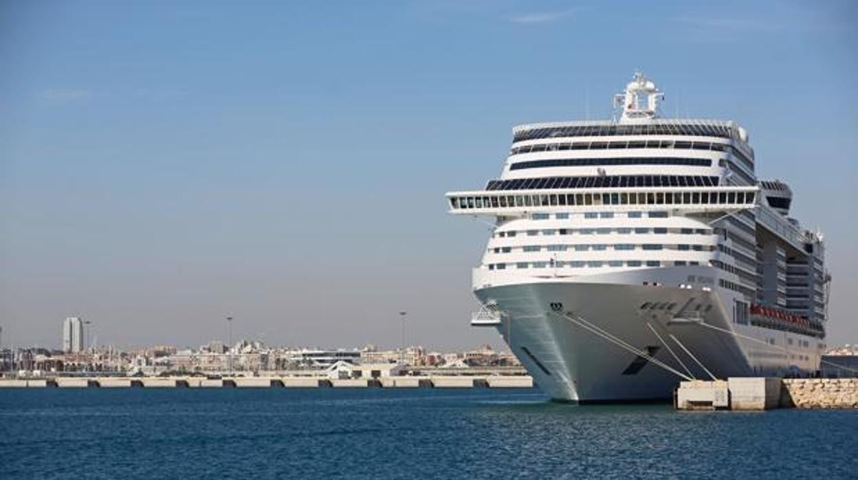 Imsgen de archivo de un crucero en el puerto de Valencia