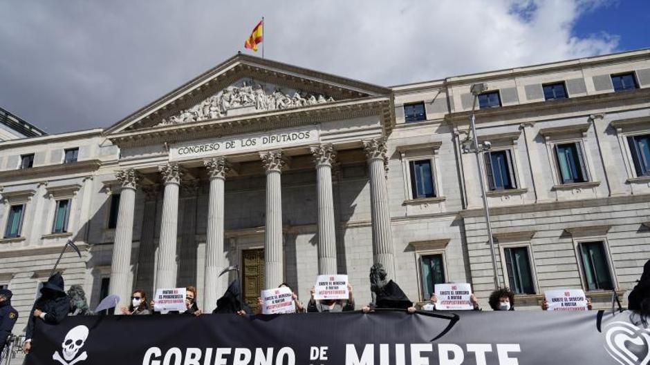 Claman contra «el Gobierno de la muerte» por la ley de eutanasia: «Empuja a las personas que sufren a la muerte»