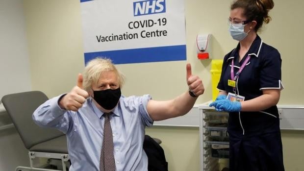 Boris Johnson recibe la primera dosis de la vacuna de AstraZeneca para disipar dudas