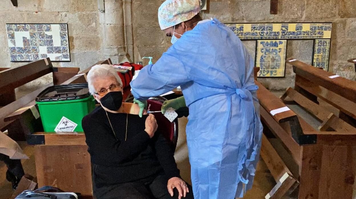 Una mujer mayor recibe la vacuna en la parroquia Santa Marína de Cañaveral (Cáceres)