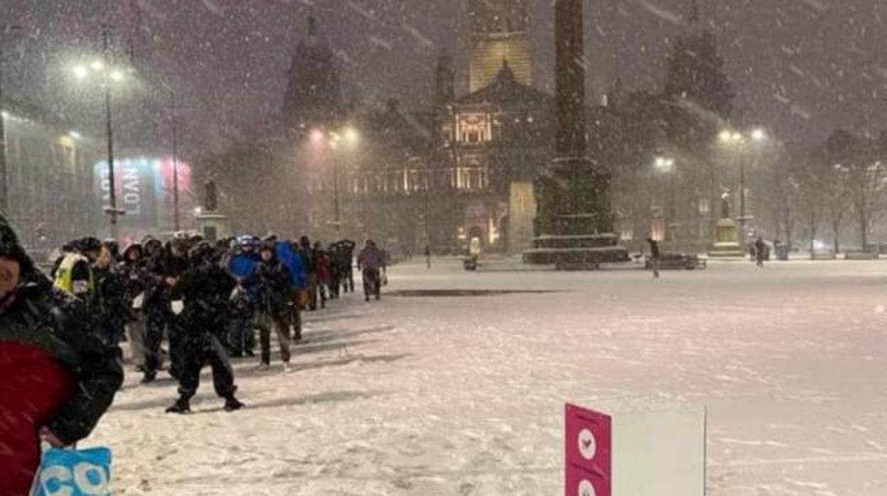 Esta foto de estudiantes y trabajadores extranjeros aguardando en las colas del hambre en Glasgow se hizo viral hace un mes