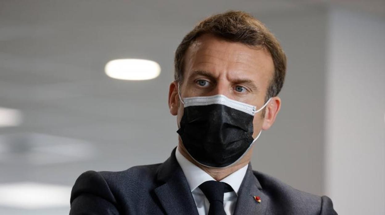 Emmanuel Macron durante una visita a un centro de llamadas del sistema sanitario francés