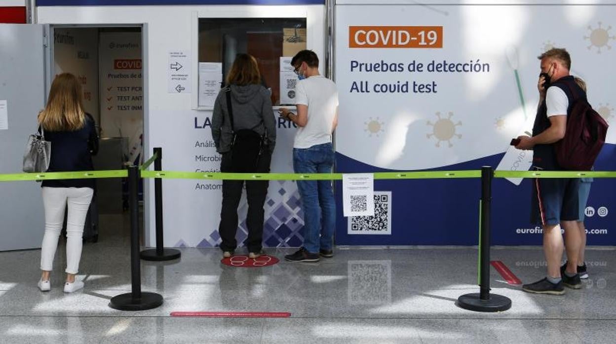 Cola para someterse a una prueba de detección del Covid-19 en el aeropuerto de Mallorca