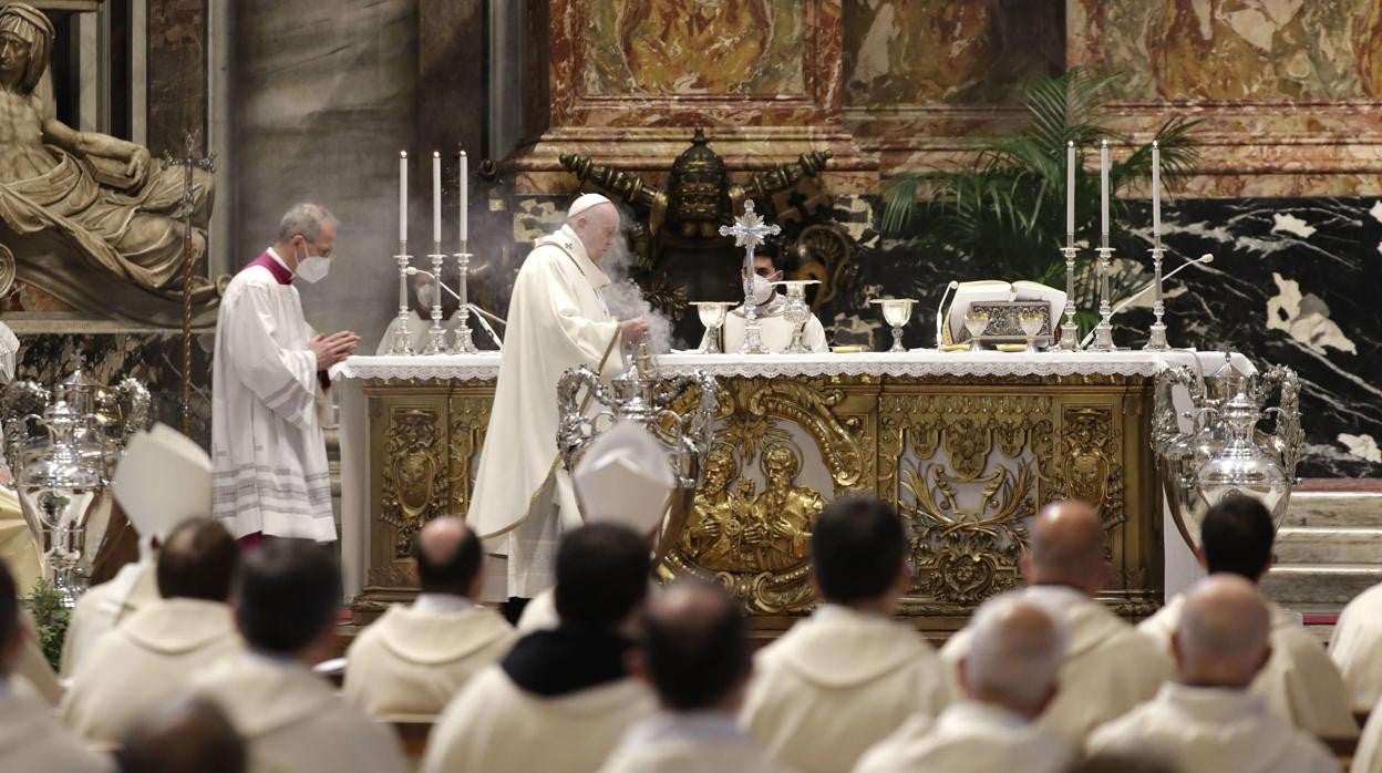 El papa Francisco en un momenrto de la Misa Crismal, donde se ve un grupo de sacerdotes que renuevan hoy las promesas realizadas en el día de su ordenación