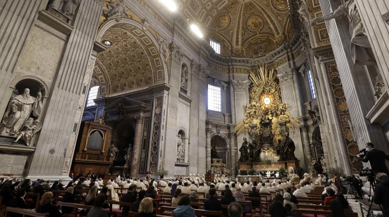 El Papa celebra por sorpresa los oficios del Jueves Santo en la capilla del excardenal Becciu