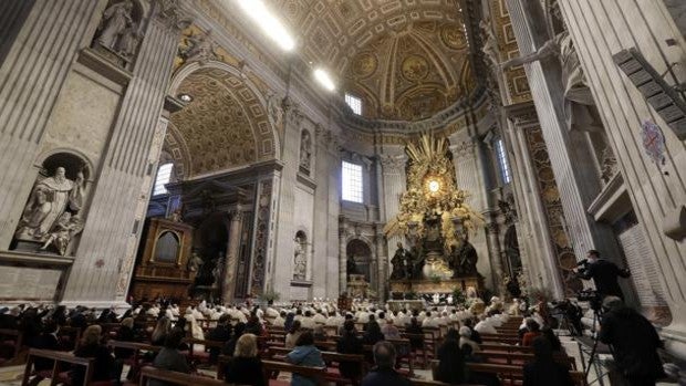 El Papa celebra por sorpresa los oficios del Jueves Santo en la capilla del excardenal Becciu