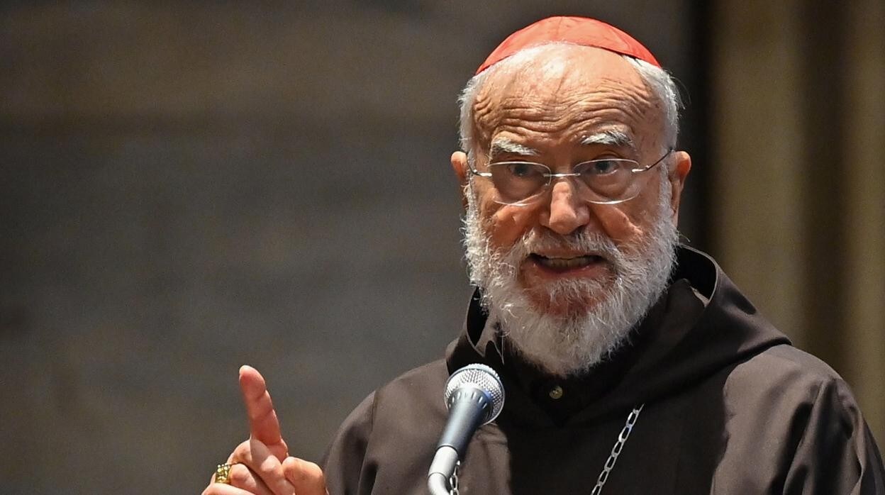 El cardenal italiano Raniero Cantalamessa, durante la homilía de Viernes Santo en la basílica de San Pedro, en el Vaticano
