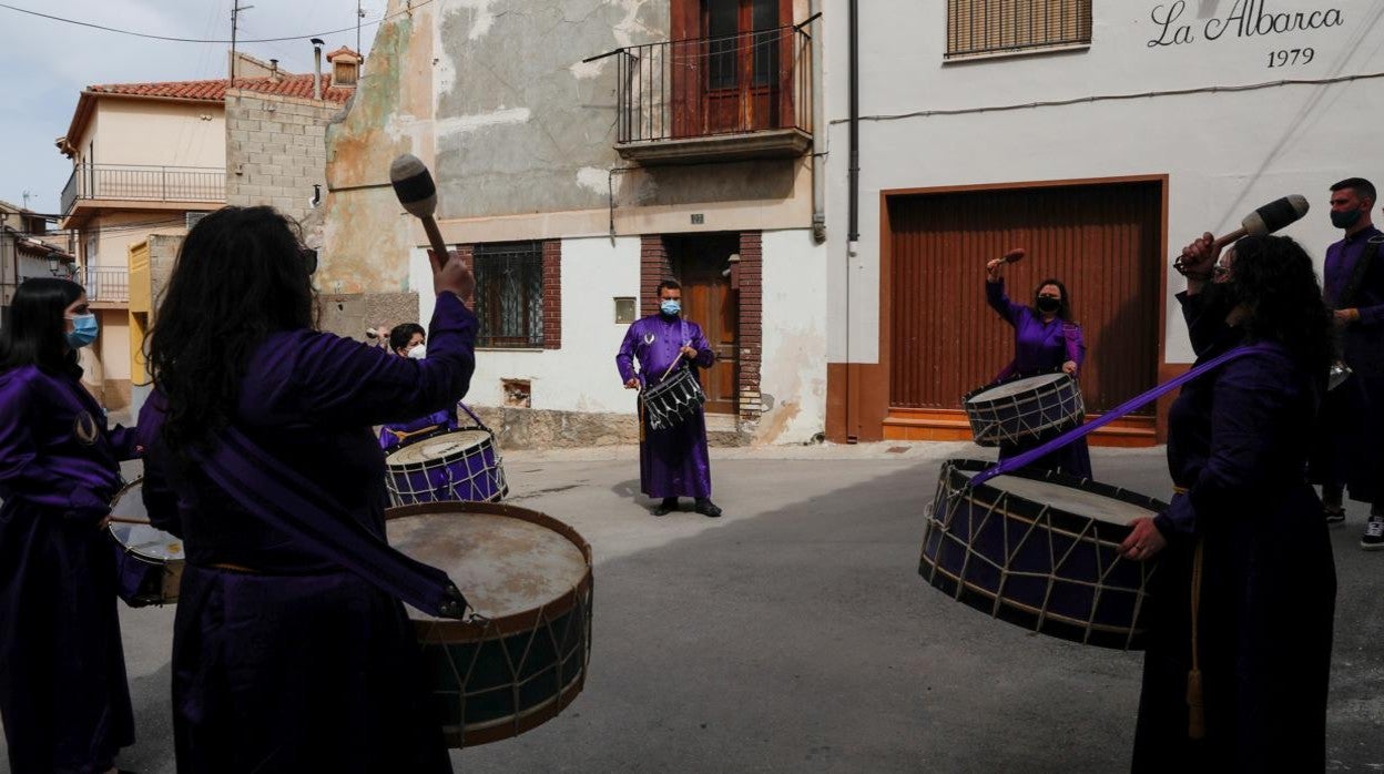 Sin aglomeraciones pero con el mismo ruido de tambores: así celebra Calanda la Semana Santa