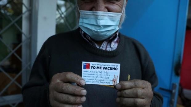 La paradoja chilena: el tercer país que más vacuna se enfrenta a una nueva oleada