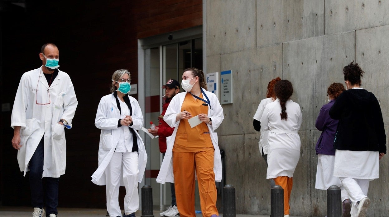 Personal medico en el Hospital de Bellvitge en L'Hospitalet (Barcelona)