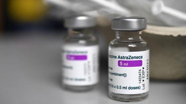 El regulador británico del medicamento no recomienda la vacuna de AstraZeneca a los menores de 30 años