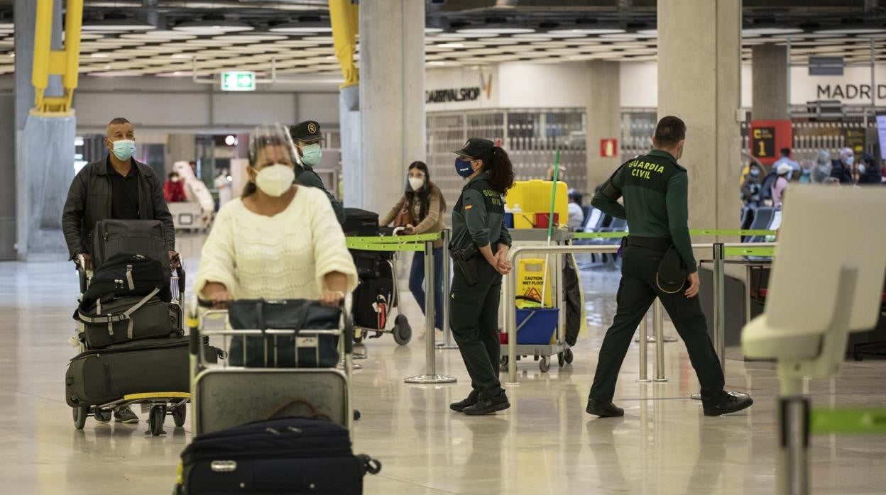 Viajeros en el aeropuerto de Barajas