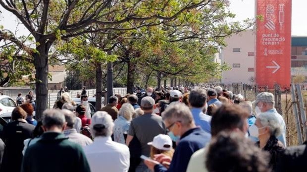 La vacunación masiva provoca colas en toda España