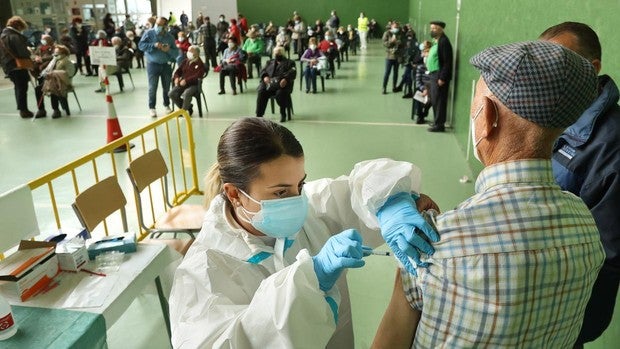 Qué vacuna contra el coronavirus ponen a los mayores de 70 años