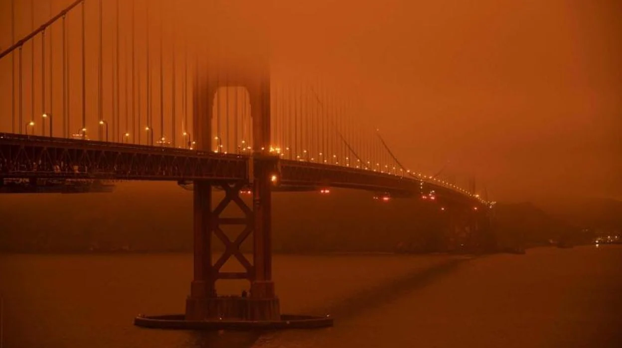 El puente Golden Gate bajo un cielo lleno de humo naranja en San Francisco, California, el 9 de septiembre de 2020, en plena oleada de incendios en el oeste de Estados Unidos
