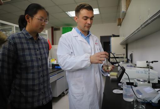 El aragonés Pedro Laborda, doctor en Química Orgánica, trabaja en la Universidad de Nantong desarrollando pesticidas ecológicos que no contaminen