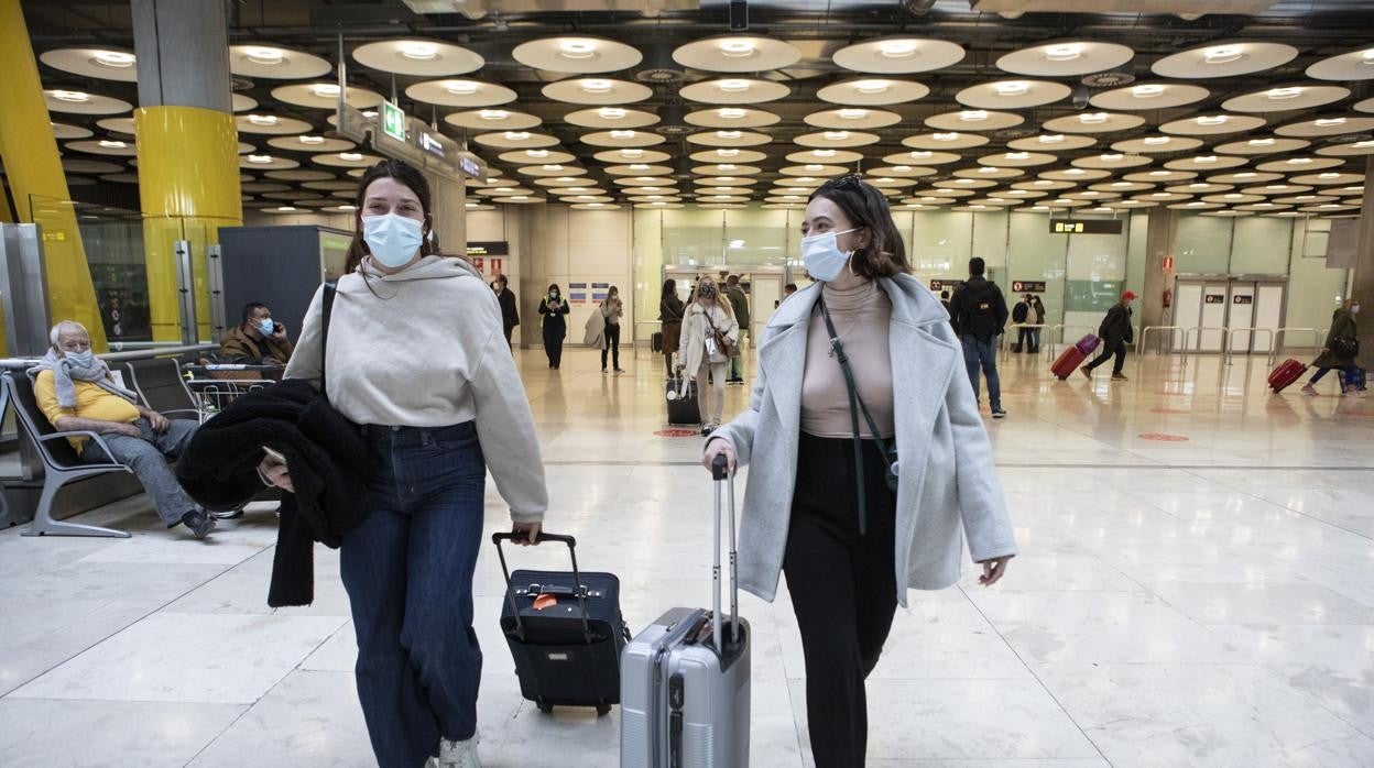 Unas turistas en el aeropuerto