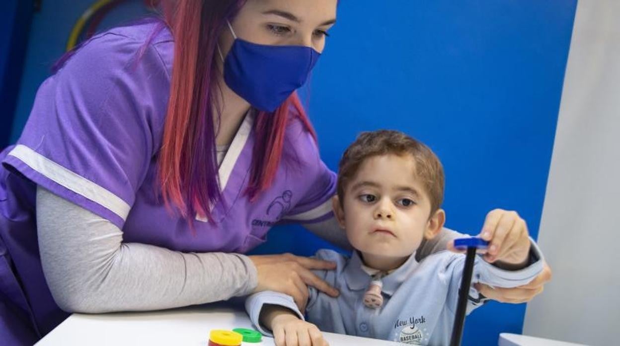 Ana, terapeuta ocupacional en el Cento de Atención Temprana Altea (Madrid) , junto a Aser