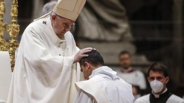 El Papa reanuda las ordenaciones de «sacerdotes del pueblo, no clérigos de Estado»