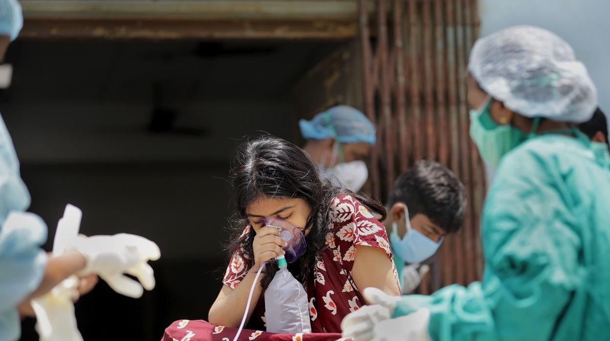 Una joven, con Covid-19, recibe oxígeno en la puerta de un hospital | Simón asegura que la variante india no es preocupante