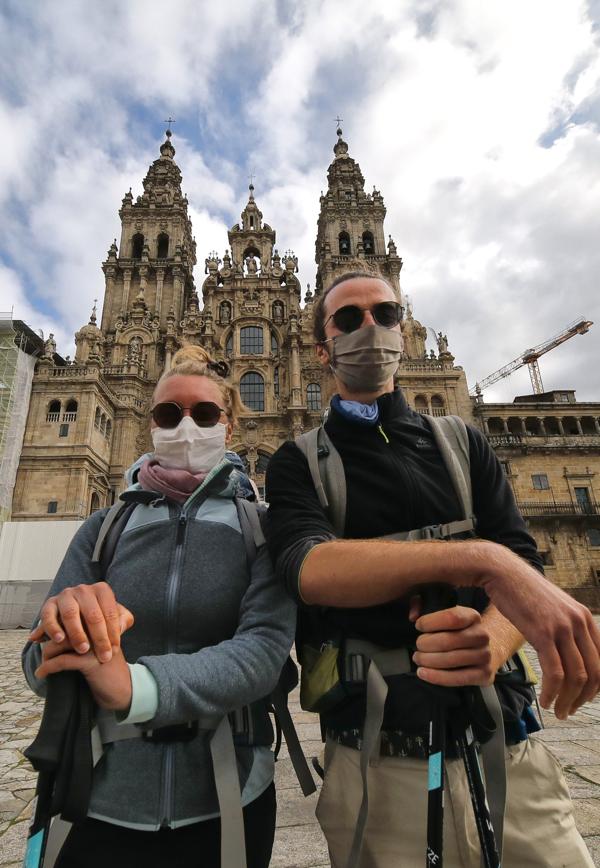 Los peregrinos franceses, Mathieu y Margot, de la ciudad de Lille, Francia a su llegada a Santiago de Compostela
