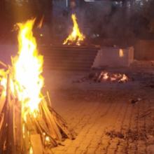 Las piras funerarias se extienden por toda la ciudad de Delhi, de manera casi caótica