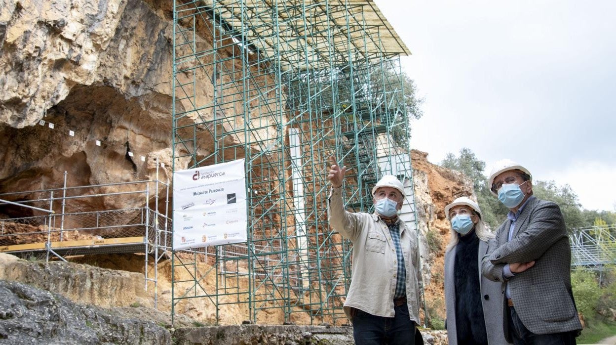 Eudald Carbonell Roura, Belén Martín Sanz y Javier Gutiérrez González, en los yacimientos de la sierra de Atapuerca.