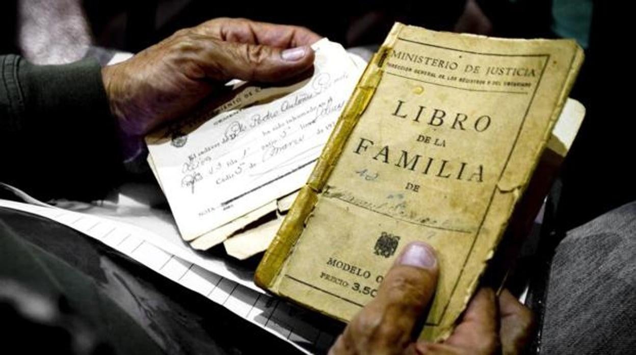 Antiguo libro de familia