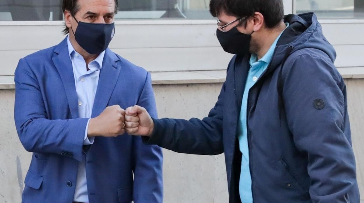 26 de abril pasado: el presidente uruguayo, Luis Lacalle Pou (izquierda), decide no tomar más medidas contra el Covid-19 pese a su «triste realidad», declaró