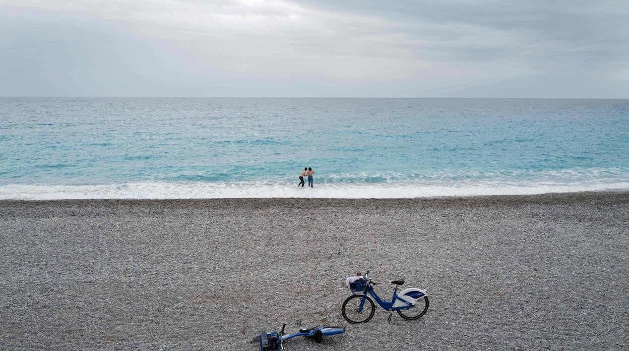 Dos personas se bañan en una playa en Niza