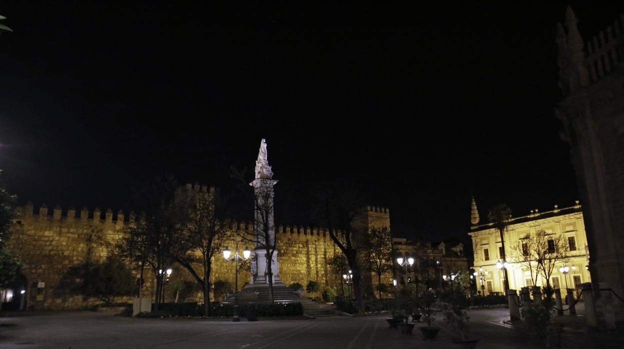 El centro de Sevilla vacío por la noche por el toque de queda