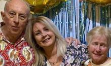 Los padres de Joshlin, con ella en el centro