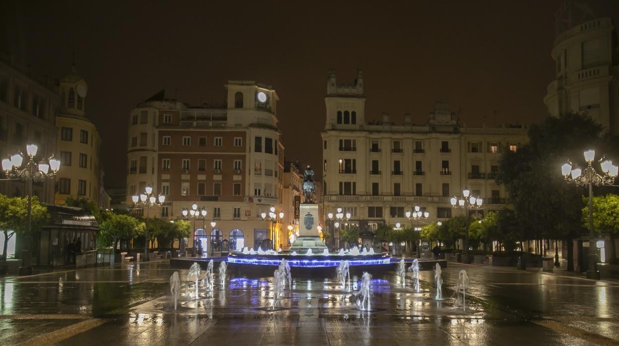 Una plaza vacía por el toque de queda