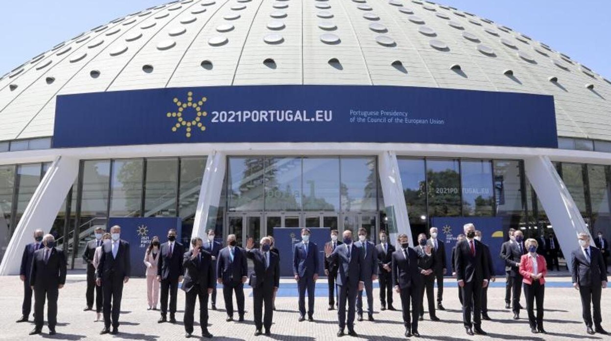 El primer ministro portugués, Antonio Costa (4i, delante), y la presidenta de la Comisión Europea, Ursula von der Leyen (2d, delante), posan para la foto de familia con los presidentes de la UE