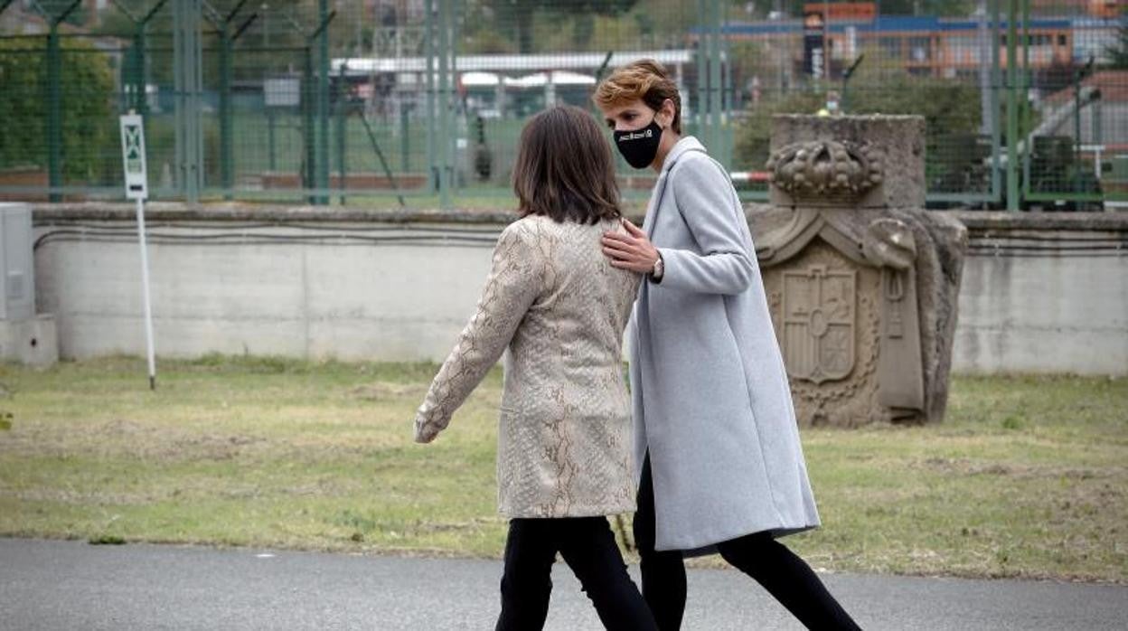 La presidenta del Gobierno de Navarra, María Chivite (d)