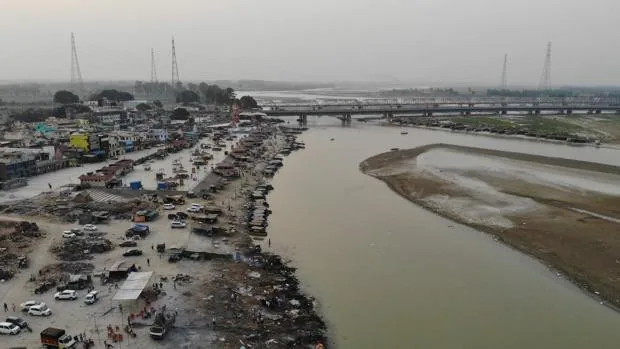 La India instala redes en el río Ganges después de que aparezcan 100 cadáveres arrastrados a las orillas