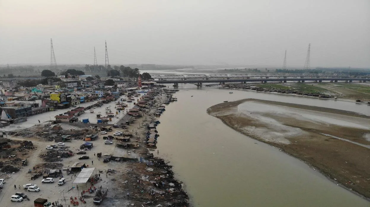 La India instala redes en el río Ganges después de que aparezcan 100 cadáveres arrastrados a las orillas