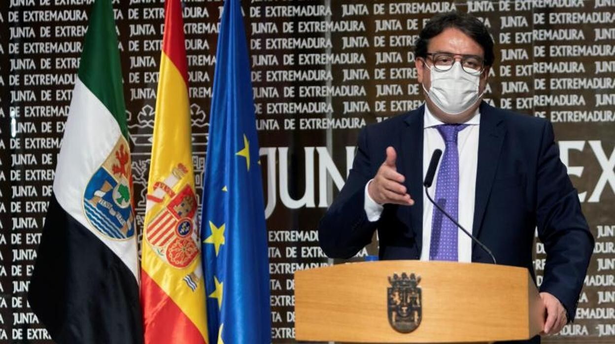 El vicepresidente segundo de la Junta de Extremadura y consejero de Sanidad, José María Vergeles