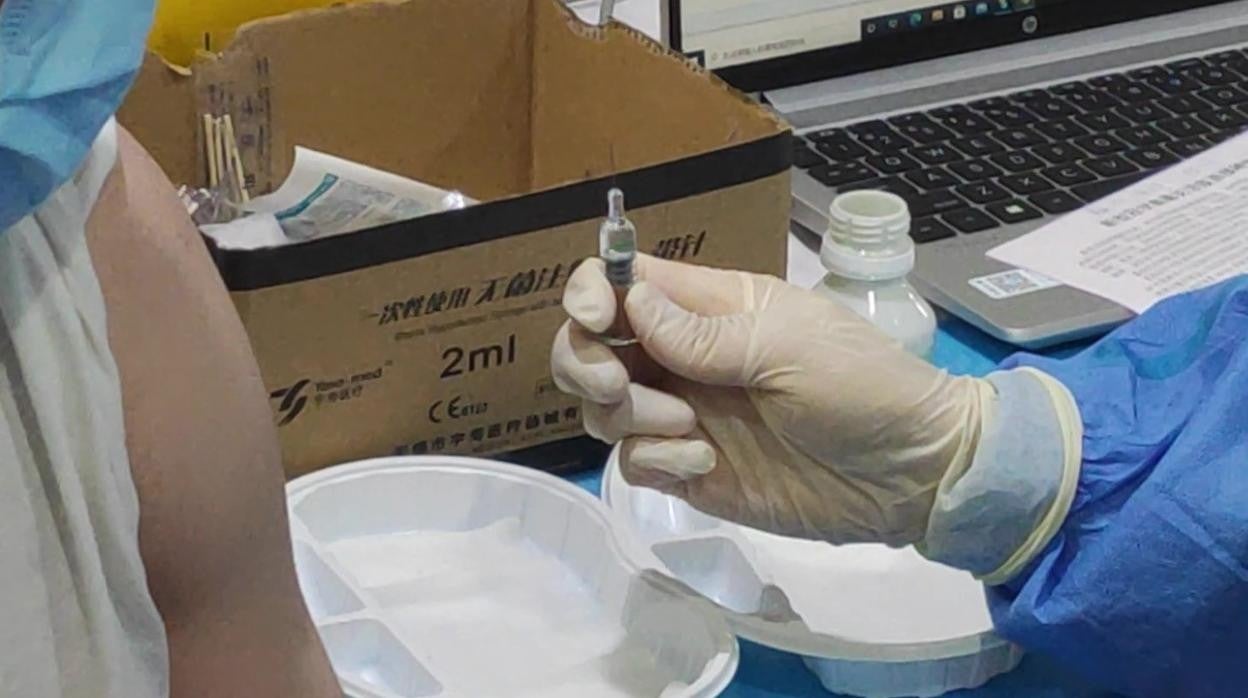 Una enfermera administra una dosis de Sinopharm en Pekín