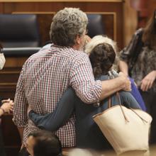 Los abrazos vuelven al Congreso pese al Covid: Juantxo López de Uralde, de Equo, abraza a la ministra de Igualdad, Irene Montero